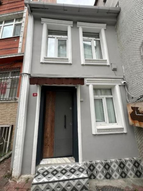 Tarihi yarımada Fatihte iki katlı müstakil ev